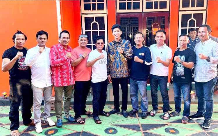 Tim sosialisasi Akhmad Gunadi menjalin tali silaturahmi dengan Ketua Umum Gerdayak Kabupaten Barito Utara Surya Baya serta anggota. (foto: Dhani)