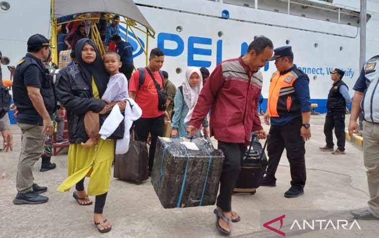 Suasana debarkasi penumpang di Pelabuhan Sampit yang tiba menggunakan KM Kelimutu dari PT Pelni, (20/4/2024).  (ANTARA/Devita Maulina)
