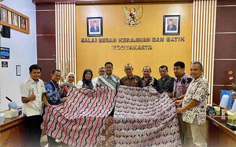 Pj Bupati Seruyan Djainuddin Noor dan rombongan foto bersama saat kunjungan di Balai Besar Standarisasi dan Pelayanan Jasa Industri Kerajinan dan Batik Yogyakarta (FOTO : PROKOM SERUYAN)