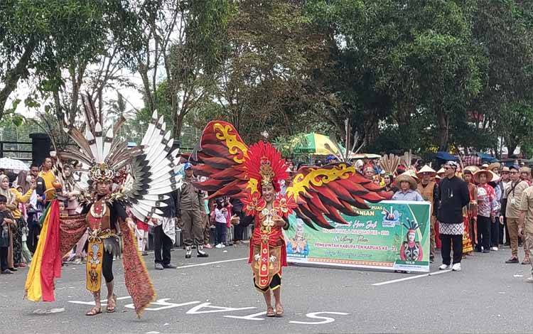Suasana saat Pawai Carnaval Budaya di Kapuas pada Jumat sore, 26 April 2024. (FOTO: DODI)