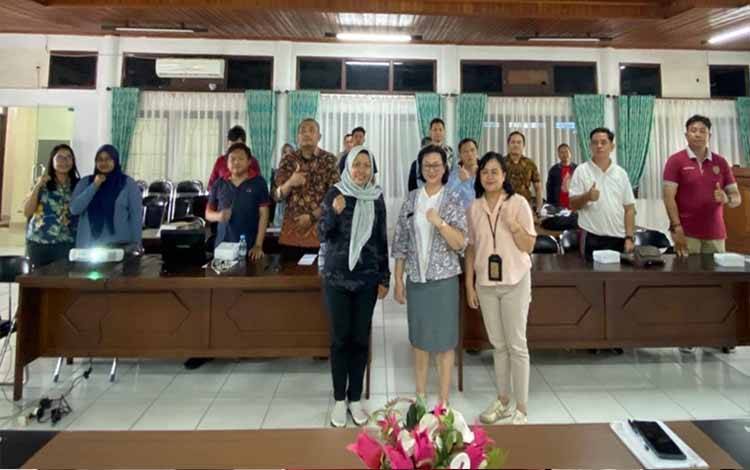 Foto Bersama Tim DPMPTSP Provinsi Kalteng bersama perwakilan PD Teknis Lingkup Provinsi Kalimantan Tengah di Aula DPMPTSP Provinsi Kalteng, Jumat, 26 April 2024.(FOTO: DPMPTSP KALTENG)