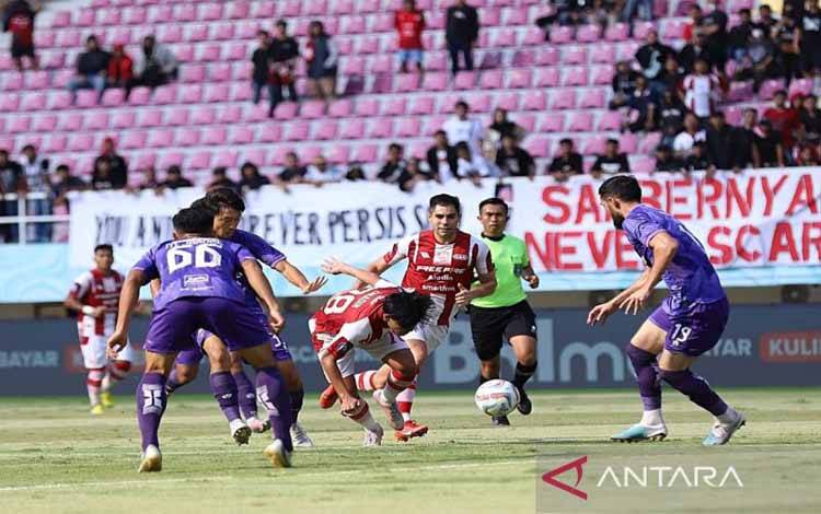 Pemain nomor punggung 78 Persis Zanadin Fariz (kaos tim warna merah putih) bersama David Gonzalez Gomes, berebut bola dengan pemain Persita (kaos tim warna biru), dalam pertandingan sepak bola di Liga 1 di Stadion Manahan Solo, Jumat (26/4/2024) sore. ANTARA/Bambang Dwi Marwoto.