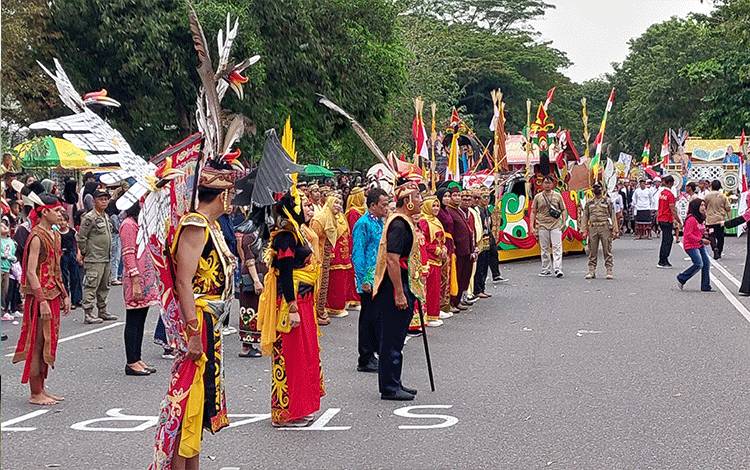 Suasana saat Pawai Carnaval Budaya di Kapuas pada Jumat sore, 26 April 2024. (FOTO: DODI)