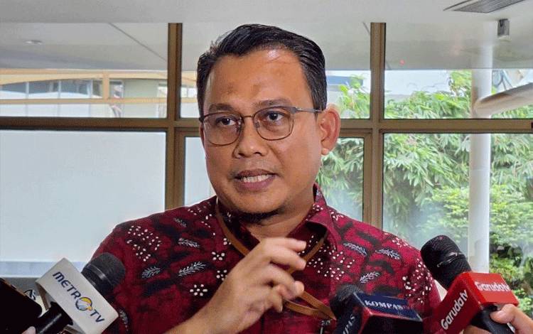 Kepala Bagian Pemberitaan KPK Ali Fikri berikan keterangan kepada wartawan di Gedung Merah Putih KPK, Jakarta Selatan, Jumat (26/4/2024). ANTARA/Fianda Sjofjan Rassat