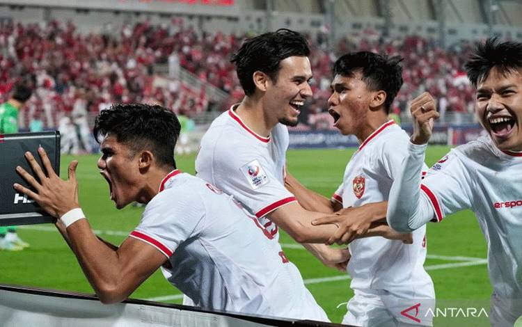 Pesepak bola Timnas U-23 Indonesia melakukan selebrasi usai menang saat bertanding melawan Timnas U-23 Korea Selatan pada babak perempat final Piala Asia U-23 2024 di Stadion Abdullah bin Khalifa, Doha, Qatar, Jumat (26/4/2024) ANTARA FOTO/HO-PSSI/wpa/foc.