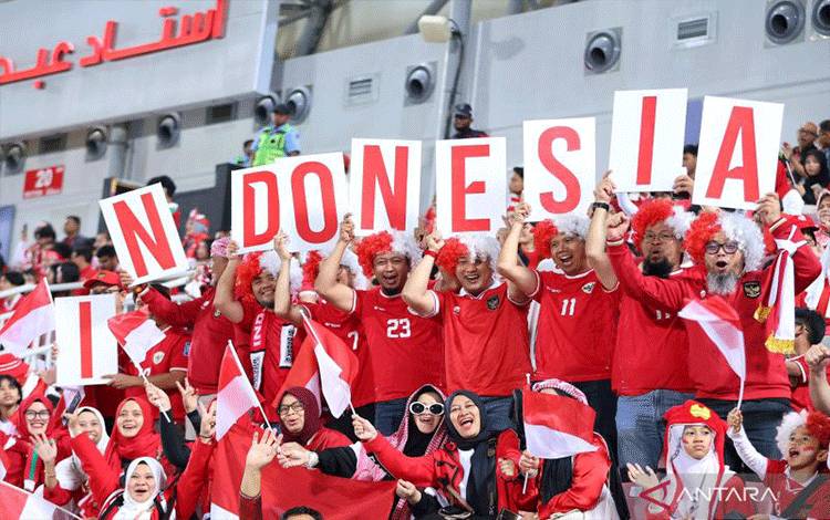 Suporter Indonesia memberi dukungan saat pertandingan Timnas U-23 Indonesia melawan Timnas U-23 Korea Selatan pada babak perempat final Piala Asia U-23 2024 di Stadion Abdullah bin Khalifa, Doha, Qatar, Jumat (26/4/2024) dini hari. Timnas U-23 Indonesia lolos ke semifinal Piala Asia U-23 setelah mengalahkan Korea Selatan melalui adu pinalti dengan agregat 11-10, setelah sebelumnya bermain imbang dengan skor 2-2. ANTARA FOTO/HO-PSSI/wpa.