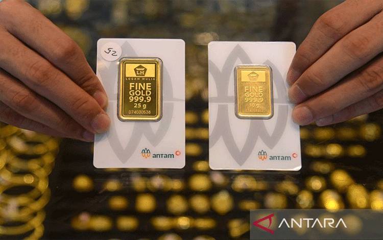 Pedagang memperlihatkan emas produksi PT Aneka Tambang Tbk (Antam) di pusat perdagangan logam mulia Pasar Aceh, Banda Aceh, Kamis (18/4/2024). Menurut pedagang, meskipun harga emas Antam cenderung menguat dan berada pada level Rp1.330.000 per gram atau naik Rp14.000 per gram, namun animo masyarakat membeli emas lebih besar dengan persentase mencapai 90 persen sementara penjualan emas hanya 10 persen. ANTARA FOTO/Ampelsa/Spt.