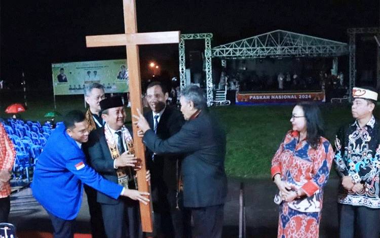 Penyerahan Estafet Pelaksanaan Perayaan Paskah 2025 di Lapangan Sanaman Mantikei Kota Palangka Raya, Jumat malam, 26 April 2024. (FOTO:ASEP)