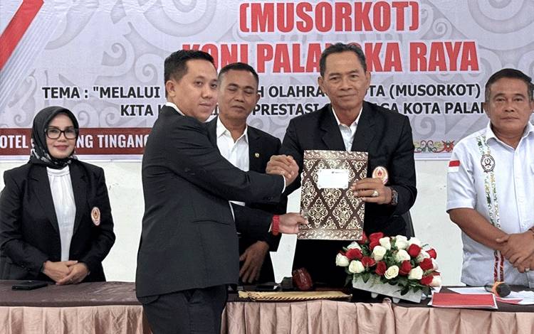 Ketua KONI Kalteng terpilih, Sigit Widodo menyerahkan visi misi saat rangkaian Musorkot di Aula Dandang Tingang, Sabtu, 27 April 2024. (FOTO: HAFIDZ)