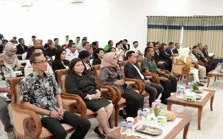 Ketua Komisi B DPRD Palangka Raya Nenie Adriati Lambung saat menghadiri Musorkot KONI Palangka Raya (Foto : IST)
