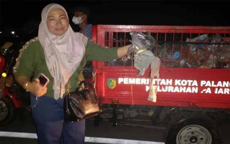 Lurah Panarung Evi Kahayanti saat melakukan aksi pungut sampah liar di sekitar Jalan Wortel (Foto : IST)