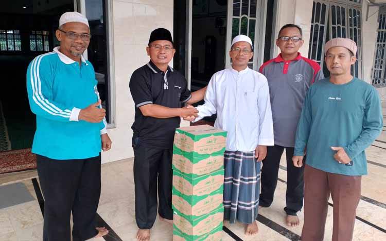 Pengurus BKPRMI Kabupaten Seruyan, saat menyerahkan bantuan kepada pengurus Masjid Agung Nurul Yaqin Kuala Pembuang (FOTO : IST)