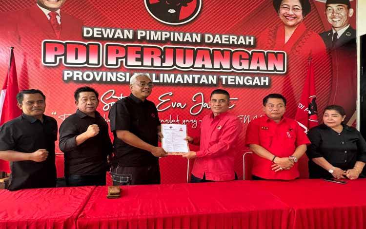 Jubair Arifin menyerahkan berkas pendaftaran maju Pilkada Kobar di Kantor Sekretariat DPD PDIP Kalteng Jalan Ir Soekarno, Sabtu, 27 April 2024. (FOTO: IST)