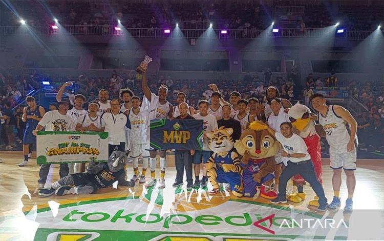 Pemain dan pelatih tim Future berpose merayakan kemenangan dalam pertandingan IBL All-Star 2024 di Britama Arena, Jakarta, Sabtu (27/4/2024). ANTARA/Donny Aditra