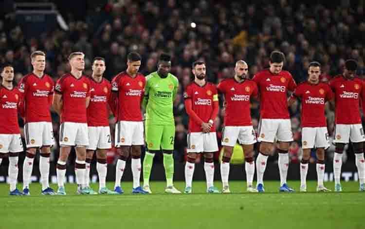 Foto arsip - Para pemain Manchester United sesaat sebelum satu pertandingan di Old Trafford, Manchester, pada Oktober 2023. (AFP/PAUL ELLIS)