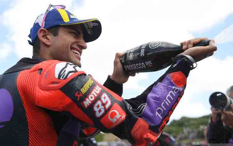 Pembalap Ducati asal Spanyol Jorge Martin melakukan selebrasi usai memenangi balapan Sprint Grand Prix Spanyol MotoGP di Jerez de la Frontera pada Sabtu (27/4/2024).