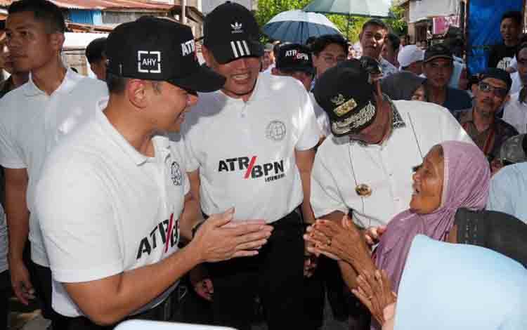 Menteri ATR/BPN Agus Harimurti Yudhoyono (kiri) didampingi Penjabat Gubernur Sulsel Bahtiar Baharuddin (kanan) menyapa warga pada kegiatan pembagian sertipikat tanah di Gowa, Sabtu (27/4/2024). ANTARA/HO-Humas Pemprov Sulsel.