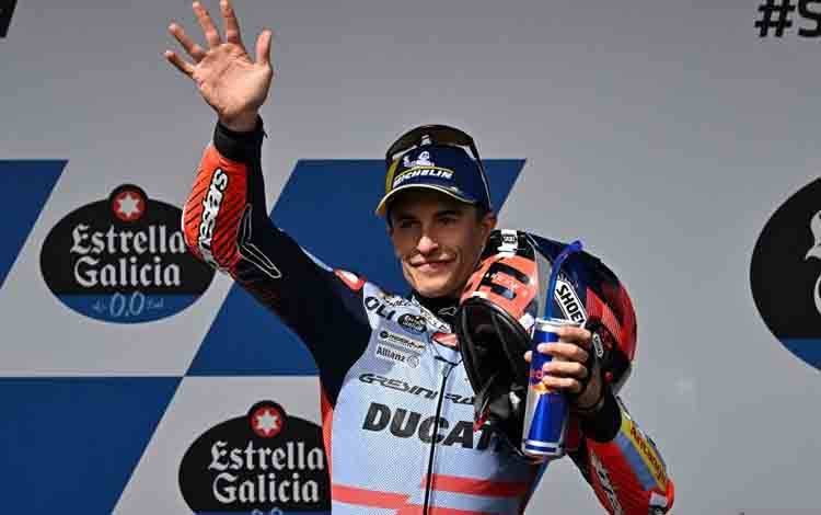Pembalap Ducati Spanyol Marc Marquez melakukan selebrasi usai merebut pole position pada sesi kualifikasi Grand Prix Spanyol MotoGP di arena pacuan kuda Jerez di Jerez de la Frontera pada Sabtu (27/4/2024). (ANTARA/AFP/Jorge Guerrero)