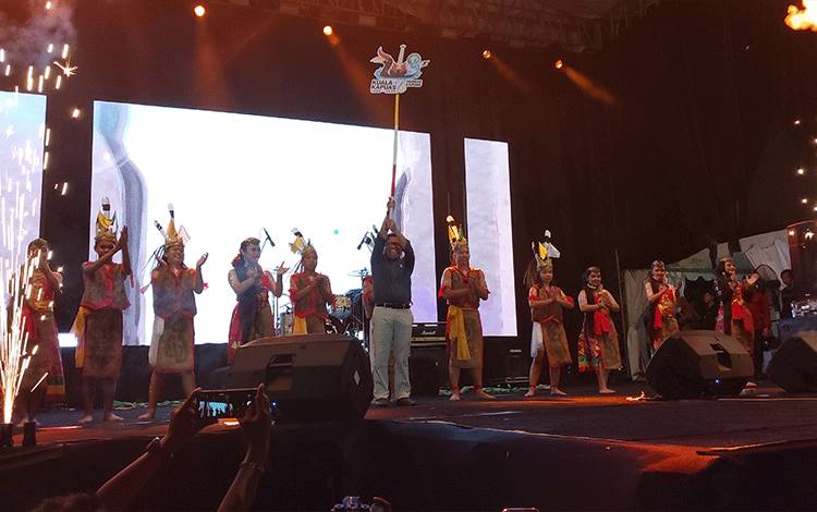 Pj Bupati Kapuas, Erlin Hardi saat menunjukkan logo HUT Kapuas tahun 2024 pada acara Pestaforia, tadi malam. (FOTO: DODI)