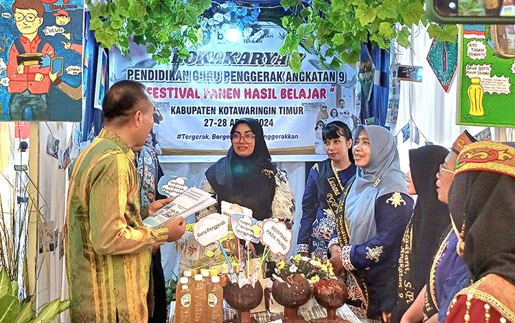 Wakil Bupati Kotawaringin Timur Irawati berada di salah satu stand Festival Panen Hasil Belajar Guru Penggerak, Minggu, 28 April 2024. (FOTO: DEWIP)