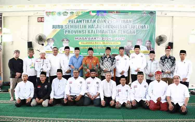 Foto bersama saat pelatihan penyembelihan halal di Masjid Darut Taqwa Kalampangan dan RPH Kalampangan Palangka Raya, Minggu, 28 April 2024. (FOTO:FERY)
