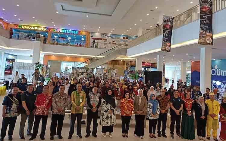Kepala Balai Guru Penggerak Kalimantan Tengah I Ketut Sukajaya menghadiri lokakarya 7 Festival Panen Hasil Belajar di Atrium Citimall Sampit, Minggu, 28 April 2024. (FOTO: DEWIP)