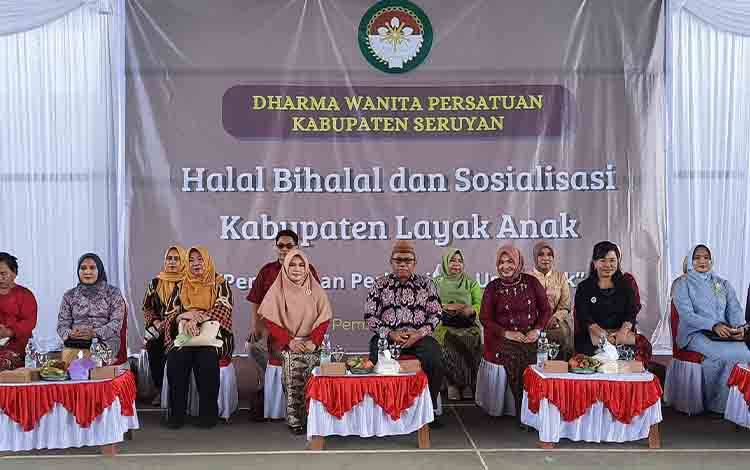 Asisten Pemerintahan dan Kesejahteraan Rakyat Agus Suharto, membuka kegiatan sosialisasi dan Halalbialal DWP Seruyan (FOTO: PROKOM SERUYAN)