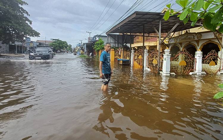 Khalid Alab menunjukkan kondisi banjir di depan Musalla Nurut Taqwa Jalan DI Panjaitan, Sampit, Senin, 29 April 2024. (FOTO: DEWIP)