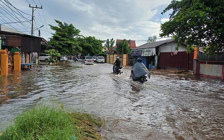 Banjir di Jalan DI Panjaitan, Sampit, Senin, 29 April 2024. (FOTO: DEWIP)