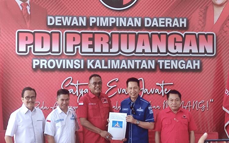 Ketua DPD Partai Demokrat Kalteng, Nadalsyah saat mendaftarkan diri sebagai calon gubernur Kalteng di DPD PDIP Kalteng, Senin, 29 April 2024. (FOTO: HERMAWAN)