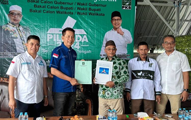 Ketua DPD Partai Demokrat Kalteng, Nadalsyah (Koyem) menyerahkan berkas ke Ketua DPW PKB, Habis Said Ismail bin Yahya, Senin, 29 April 2024. (FOTO: HAFIDZ)