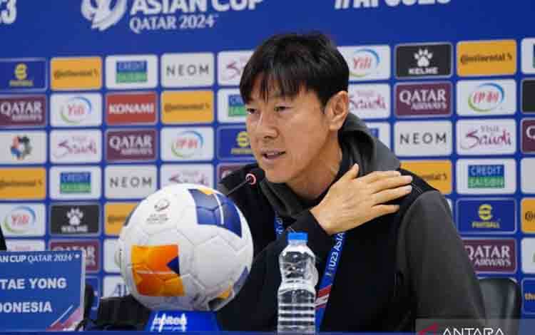 Pelatih tim nasional Indonesia U-23 Shin Tae-yong menjawab pertanyaan pewarta pada konferensi pers sebelum pertandingan semifinal Piala Asia U-23 melawan Uzbekistan, di Doha, Minggu (28/4/2024). (ANTARA/HO/PSSI)