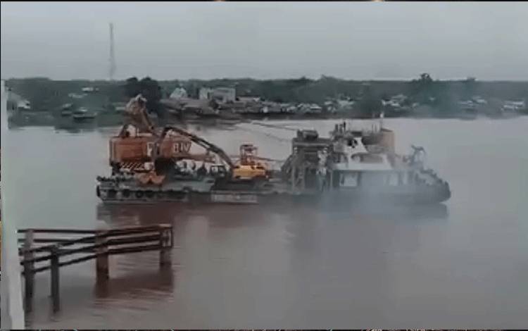 Tangkapan layar dari video diduga kapal membawa crane tabrak jembatan Pulau Telo Kapuas. (FOTO: IST)