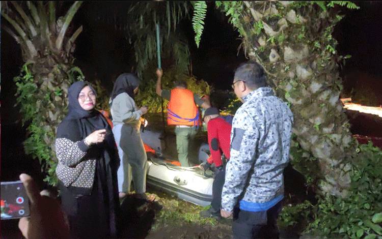 Wakil Bupati Kotawaringin Timur Irawati ikut evakuasi korban banjir di tengah teror kemunculan buaya, Senin malam, 29 April 2024. (FOTO: BPBD Kotim)