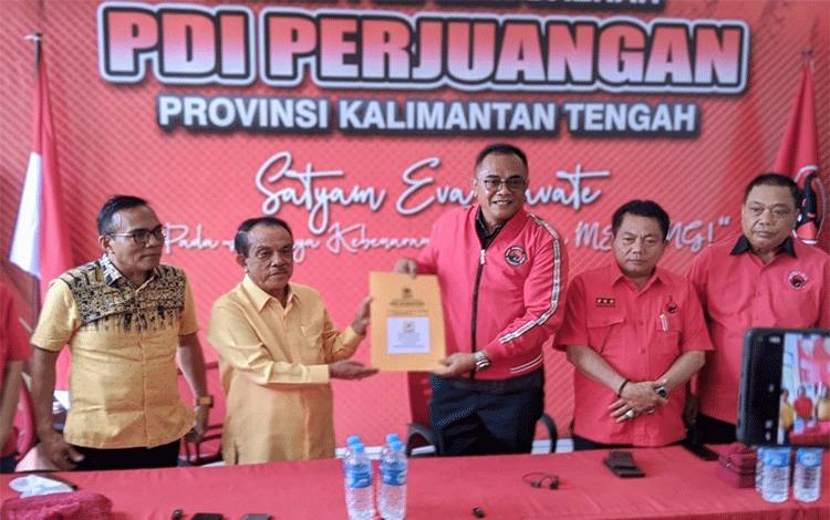 Dewan Pertimbangan DPD Golkar Kalteng, Abdul Razak menyerahkan berkas Bacagub DPD PDIP Kalteng, Selasa, 30 April 2024. (FOTO: HERMAWAN)