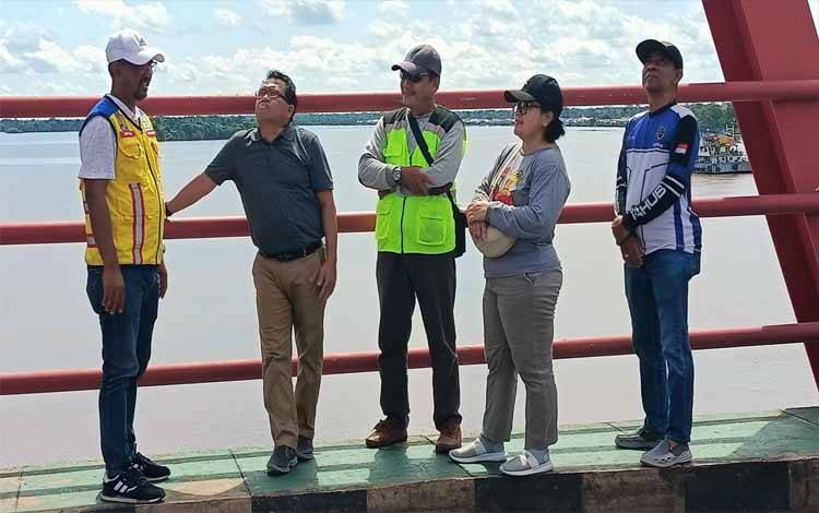 Pj Bupati Kapuas Tinjau Jembatan Pulau Telo Pasca Tertabrak Kapal Membawa Crane