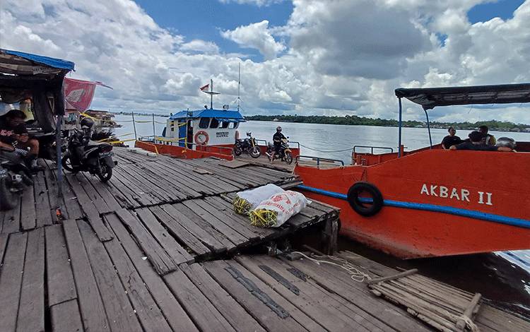 Terlihat garis dilarang melintas di bagian utara Pelabuhan Penyeberangan Fery Sampit-Seranau, Rabu, 1 Mei 2024. (FOTO: DEWIP)