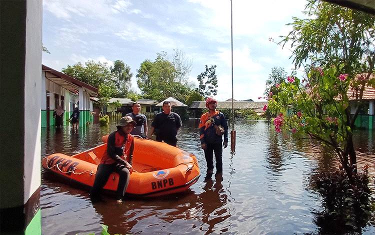 BPBD Kotawaringin Timur berkeliling bantu evakuasi warga, Rabu, 1 Mei 2024. (FOTO: DEWIP)