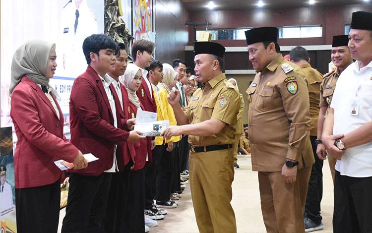 Gubernur Kalimantan Tengah (Kalteng), Sugianto Sabran menyerahkan bantuan beasiswa TABE secara simbolis di Aula Jayang Tingang, Kamis, 2 Mei 2024. (FOTO:SETDA KALTENG)