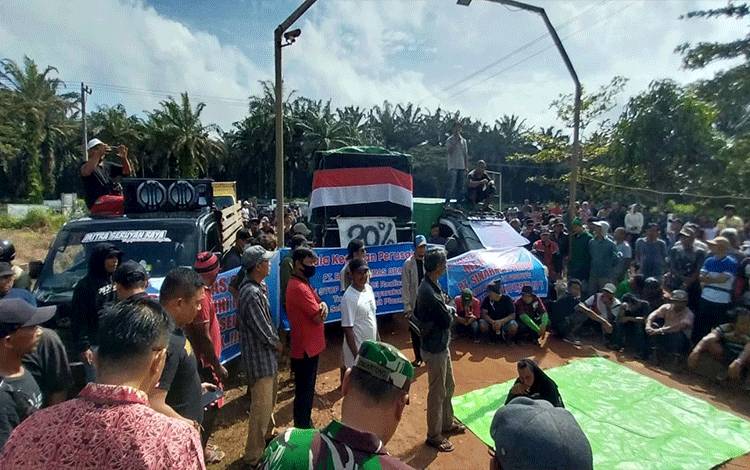 Warga DesaSelunuk, Kecamatan Seruyan Raya saat menggelar aksi unjuk rasa menuntut realisasi plasma PT BAP (FOTO : IST)
