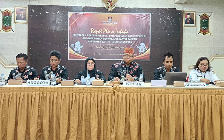 Rapat pleno terbuka penetapan perolehan kursi dan penetapan calon terpilih anggota DPRD Barito Timur di GPU Mantawara Tamiang Layang, Kamis, 2 Mei 2024. (FOTO: BOLE MALO)