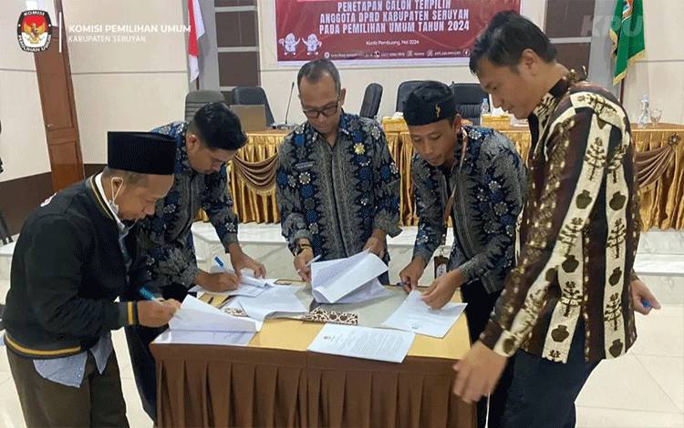 Ketua dan komisioner KPU Seruyan melakukan penandatanganan berita acara penetapan calon terpilih anggota DPRD Seruyan pada Pemilu 2024 (FOTO : IST)