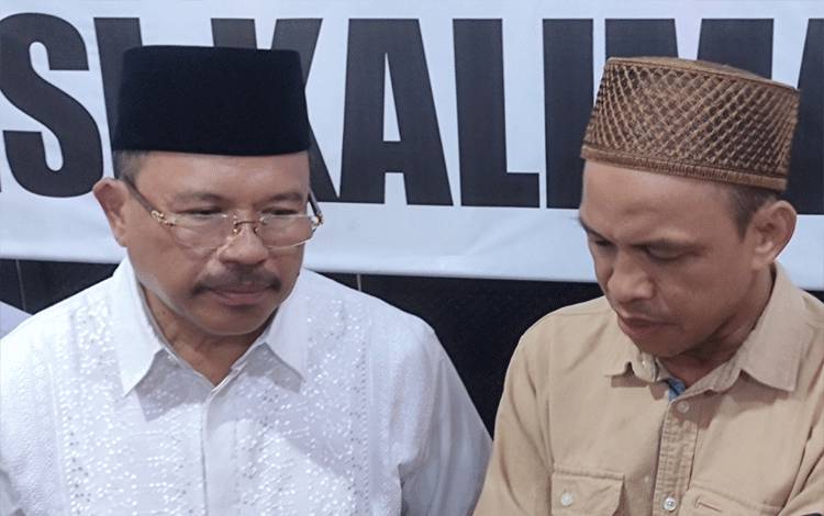 Sekretaris Daerah (Sekda) Kalimantan Tengah (Kalteng), Nuryakin (kiri) saat bersama Ketua DPD Gerindra Kalteng, Iwan Kurniawan di DPD Gerindra Kalteng, Jumat, 3 Mei 2024. (FOTO: HERMAWAN)