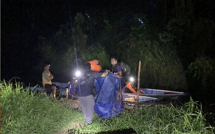 Personel BPBD Kapuas bersama tim lainnya saat akan lakukan pencarian mahasiswa ULM yang diduga hilang di Desa Sei Ahas, Kecamatan Mantangai, Kabupaten Kapuas, Jumat malam, 3 Mei 2024. (FOTO: IST)