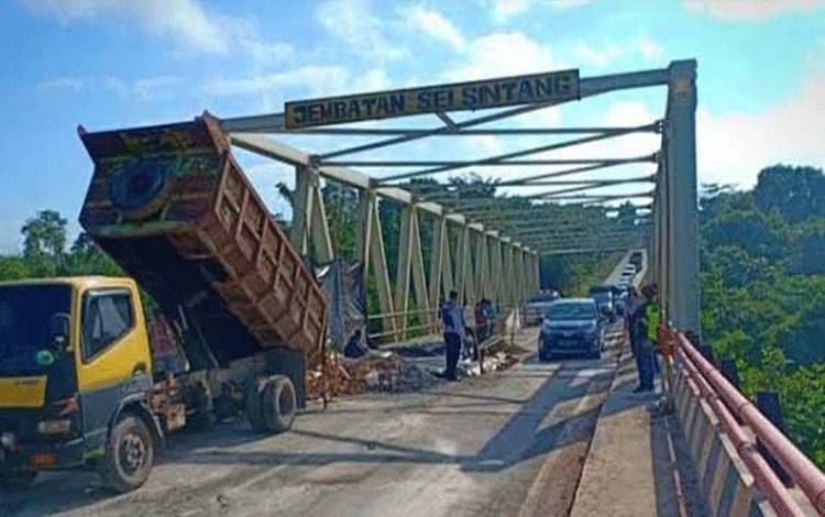 Saat Pekerjaan melakukan perbaikan lantai Jembatan Sungai Sintang beberapa tahun lalu. Hari ini, juga akan dilakukan perbaikan dan jalan dititup sementara. (Foto : ISTIMEWA)