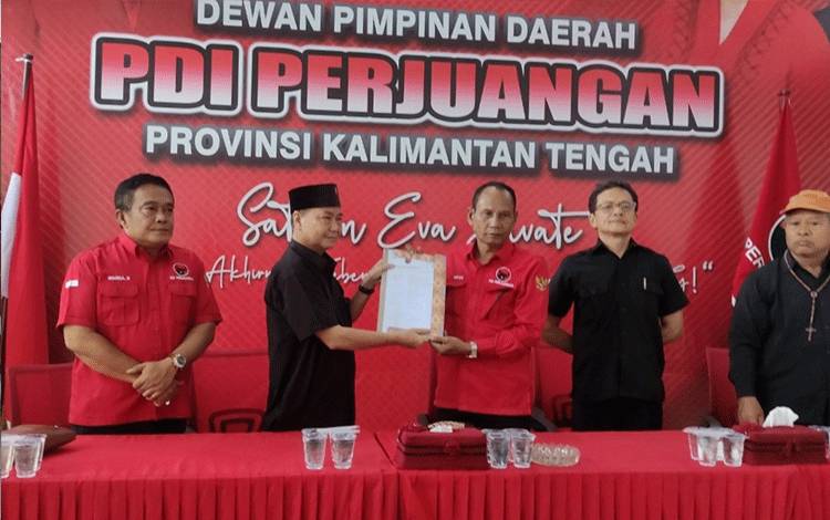 Kader PDIP Alfridel Jinu maju mendaftar bakal calon (bacalon) bupati Kabupaten Pulang. (FOTO: HERMAWAN)