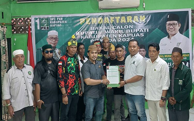 Aulia Ibrahim saat menyerahkan formulir pendaftaran Pilkada kepada Ketua DPC PKB Kapuas, Tommy Saputra, Senin, 6 Mei 2024. (FOTO: DODI)