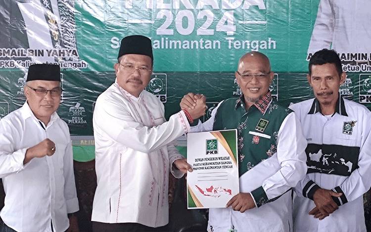 Sekretaris Daerah (Sekda) Kalimantan Tengah (Kalteng), Nuryakin saat menyampaikan berkas Bacalon Kepala Daerah di DPW PKB Kalteng, Rabu, 8 Mei 2024. (FOTO: IST)