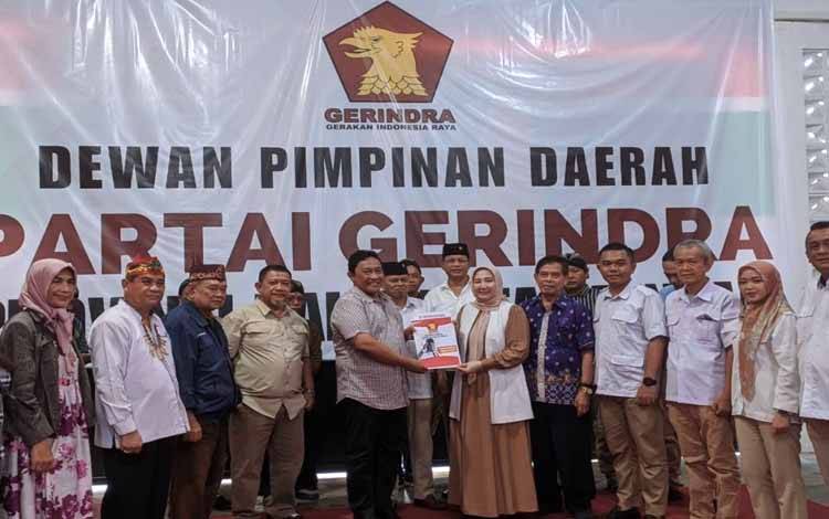 Wakil Gubernur Kalimantan Tengah, Edy Pratowo saat menyerahkan berkas bakal calon di DPD Gerindra Kalteng, Rabu, 8 Mei 2024. (FOTO: ANTON)