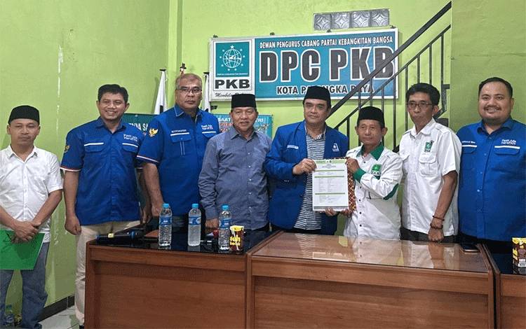 Rojikinnor menyerahkan berkas ke Ketua DPC PKB Palangka Raya Sugianor didampingi Eks Wali Kota Palangka Raya Riban Satia, serta jajaran pengurus PAN di DPC PKB Palangka Raya, Rabu, 8 Mei 2024. (FOTO: HAFIDZ)